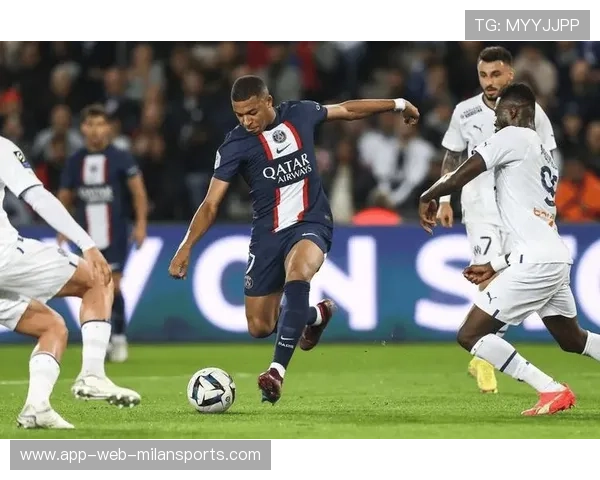 巴黎定位球战术变化，后点抢点差点再进，球队巴黎